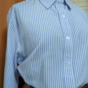 CAMISA BÁSICA CELESTE CON RAYAS